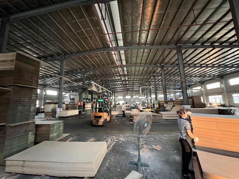 Dongguan Lingfeng Wood Industry Co., Ltd. linia produkcyjna producenta