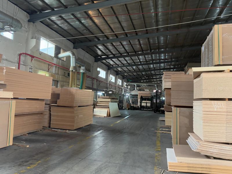 Dongguan Lingfeng Wood Industry Co., Ltd. linia produkcyjna producenta